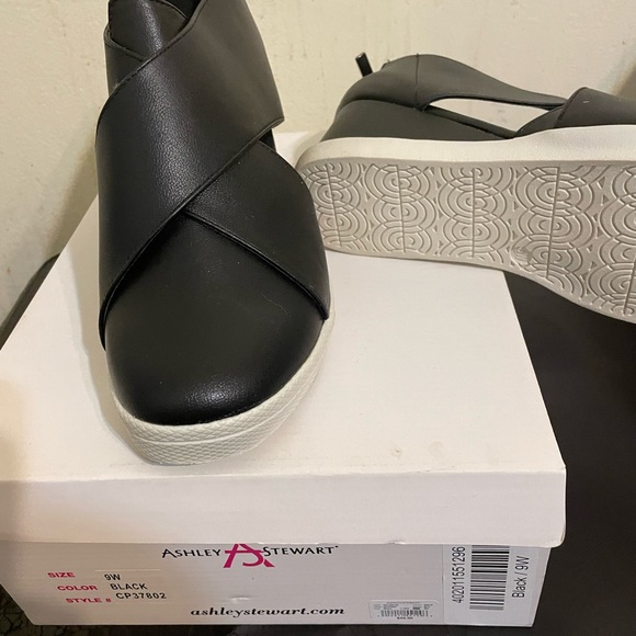 Great alternative to heels this comfortable wedge allows comfort and style - Picture 2 of 3